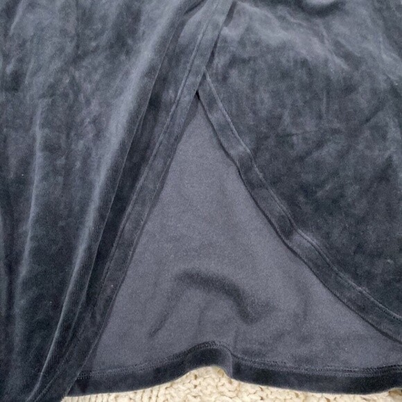 Victoria’s Secret black crushed velvet graphic sweatshirt size large open back - Picture 6 of 6